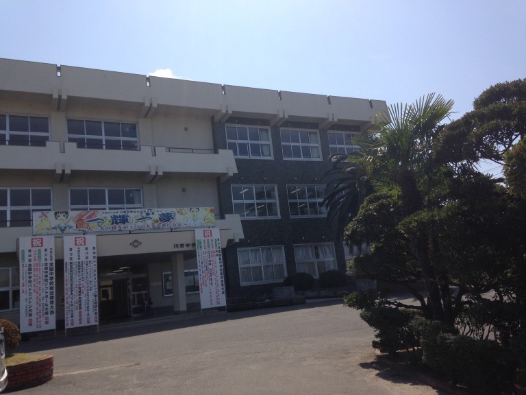 母校にカーテンを納品しました。